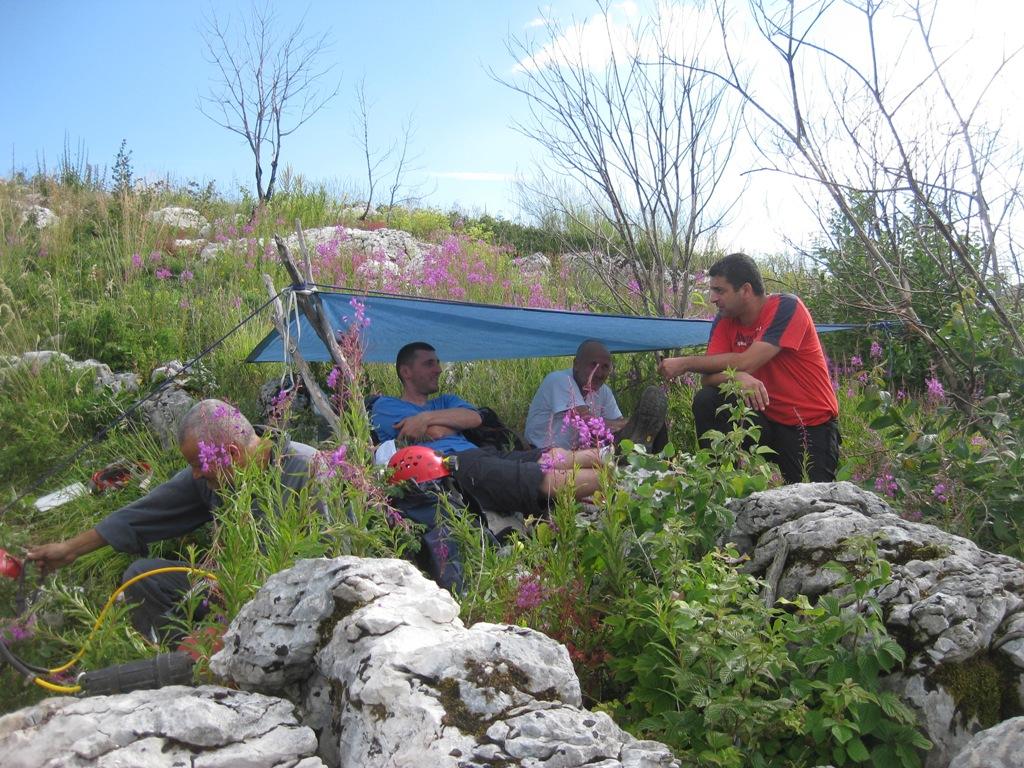 IMG_6804_Ekipa na ulazu na sigurnom od kiše i munja !!!